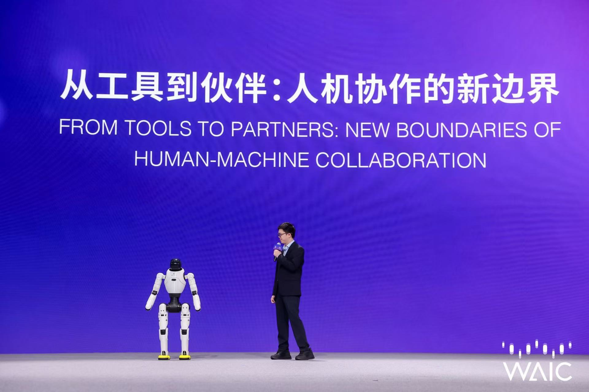 稚晖君在WAIC主论坛发布“灵渠OS”开...